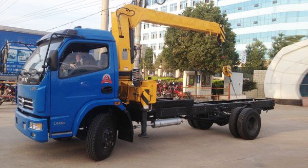 東風(fēng)多利卡隨車(chē)起重運輸車(chē)