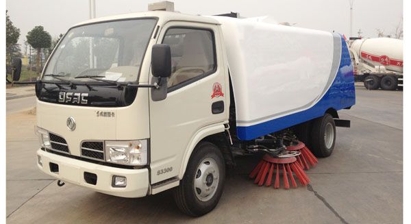 東風(fēng)輕型掃路車(chē)