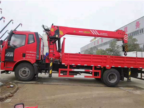 解放J6單橋三一10噸隨車(chē)吊運輸車(chē)