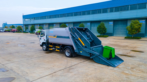 東風(fēng)10方多利卡壓縮式垃圾車(chē)